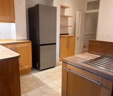 2 Bed Maisonette, Trinity Road, SW19 - Photo 4