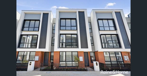 Triple Story Delight - Photo 1