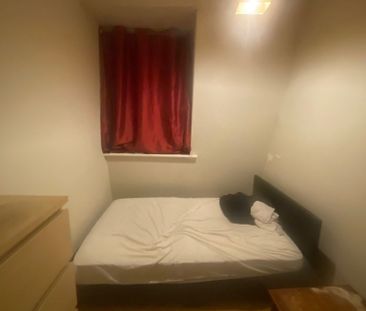 Room in a Shared Flat, Upper Richmond Road West, SW14 - Photo 4