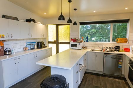 All inclusive rooms on Russell St - Available now - Photo 2