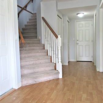 Lovely upper floor with fenced yard - 1 pet friendly - Photo 3