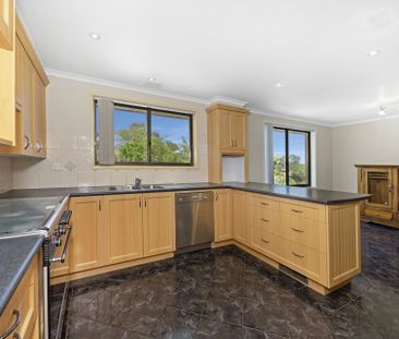 Stunning Three Bedroom Family Home with Pool, Solar and Large Garde... - Photo 5