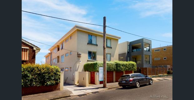 Spacious 2 Bedroom Apartment Close to Everything - Photo 1