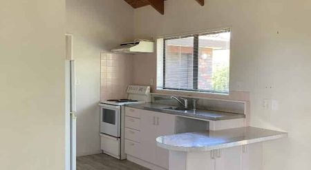 Comfortable family home - Walk to town - Photo 5