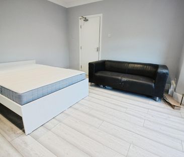 1 bedroom Flat To Let - Photo 2