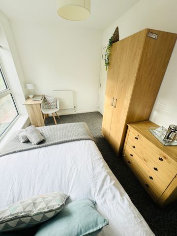 A Comforting 6 Double Bedrooms for Rent in Brighton - Photo 2