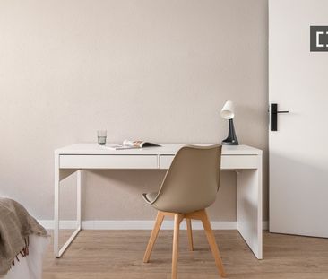 barcelona, Catalonia 08024 - Photo 2