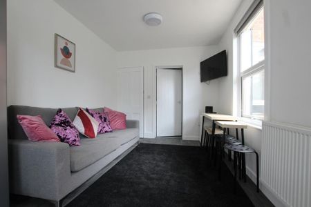 1 bedroom in a house share to rent - Photo 2