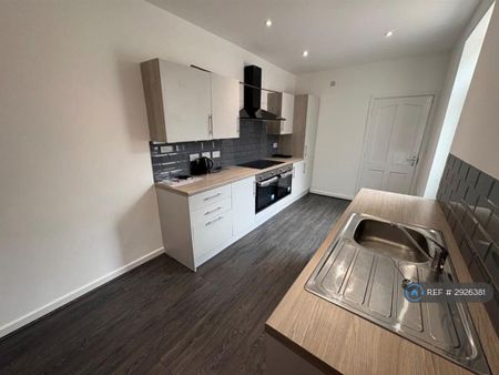 1 bedroom in a house share to rent - Photo 4