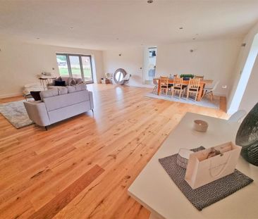 4 bedroom barn conversion to rent - Photo 1