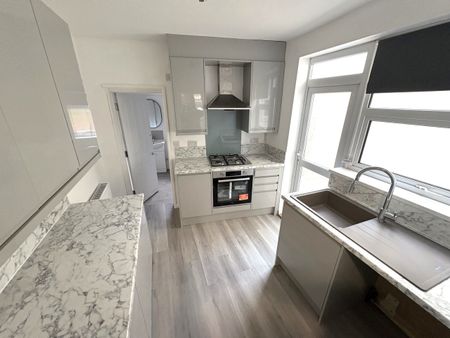 A Newly modernised Three-Bedroom Terraced home - Photo 2