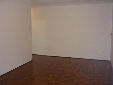 MASCOT CENTRAL - 1 BEDROOM APARTMENT - Photo 2