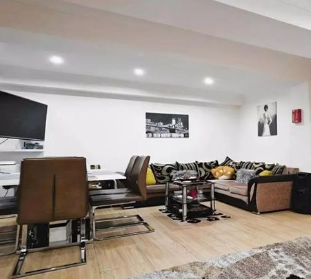 3 Bed Flat, Upton Heights, E7 - Photo 1