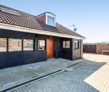 3 bedroom end of terrace house to rent - Photo 3