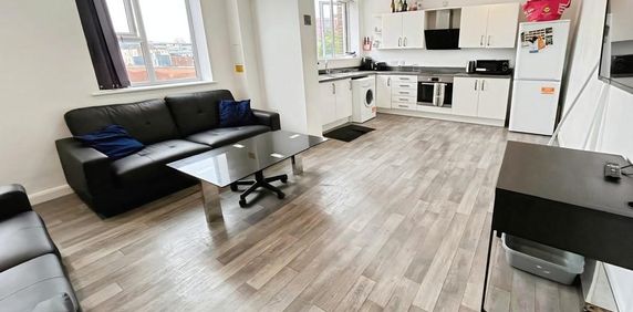 1 bedroom in a flat share to rent - Photo 2