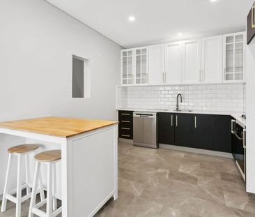 Oversized Contemporary Apartment - Photo 5