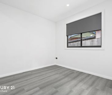 Near New 2 Bedroom Granny Flat with Parking Space&excl; - Photo 2