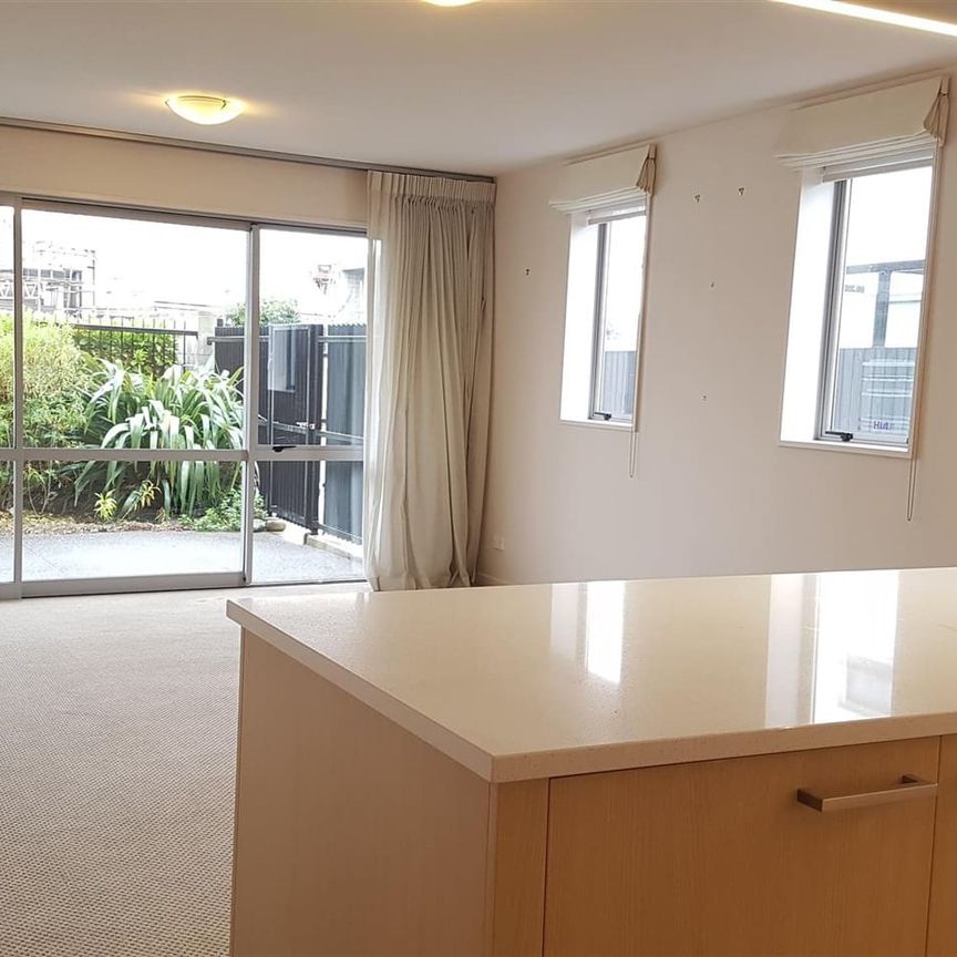 Simply beautiful city complex living! - Photo 1