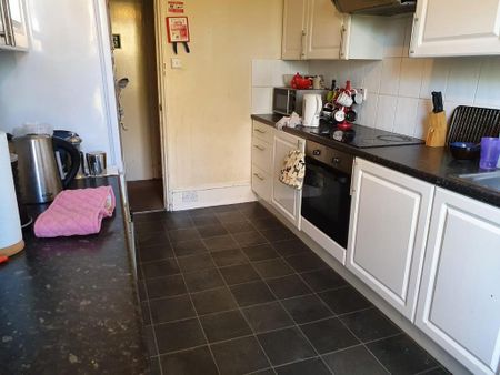1 bedroom in a house share to rent - Photo 2