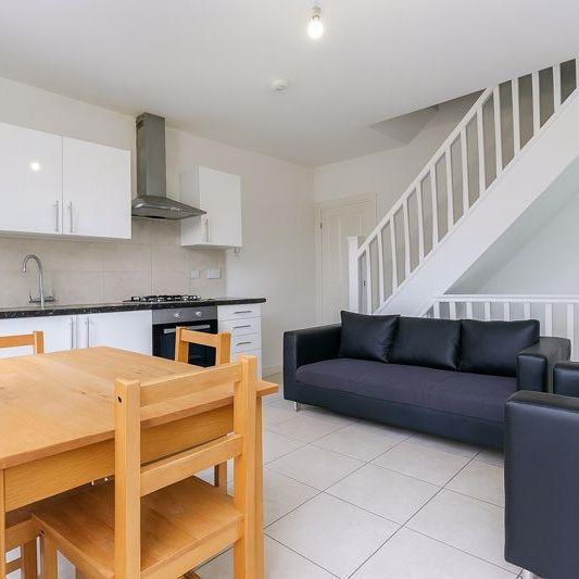 4 bedroom flat to rent - Photo 1