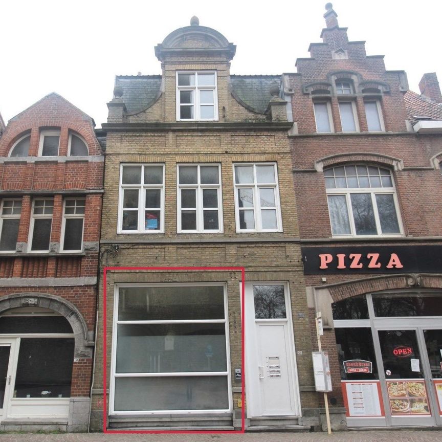 INSTAPKLAAR GELIJKVLOERS APPARTEMENT IN CENTRUM IEPER MET APARTE SLAAPKAMER - Photo 1