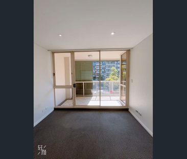 High-Level 2 Bedroom Apartment in Waterloo | Walk to Coles & East Village | Direct Buses to UNSW/USYD/UTS - Photo 2