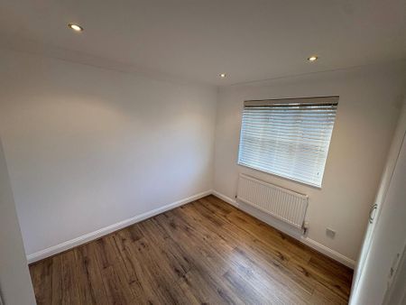 4 bedroom detached house to rent - Photo 2