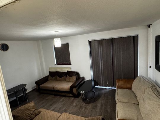 Room in a Shared House, St John's Road, LS3 - Photo 1