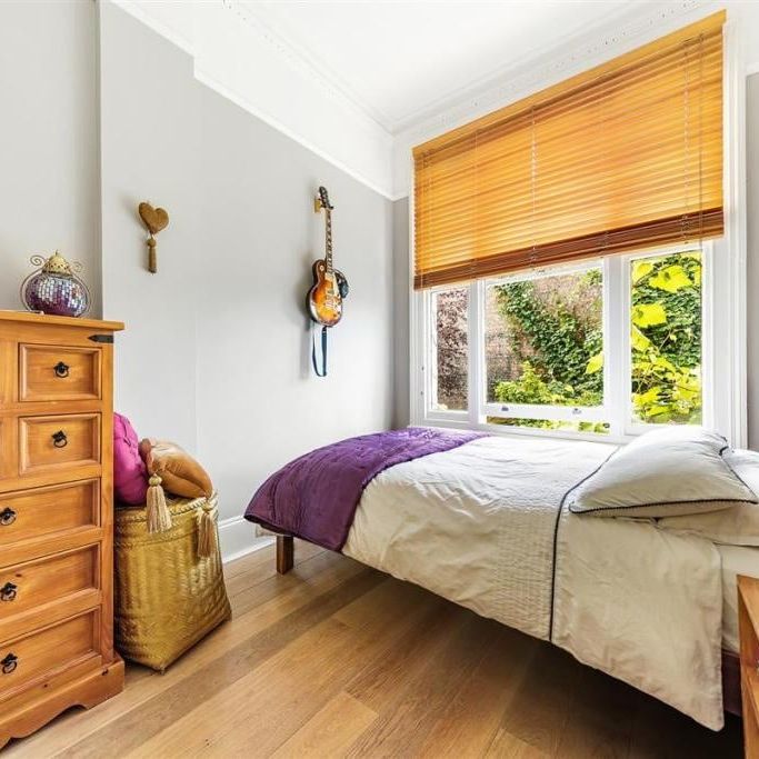 1 Bed Flat, Raised Ground Floor, W14 - Photo 1