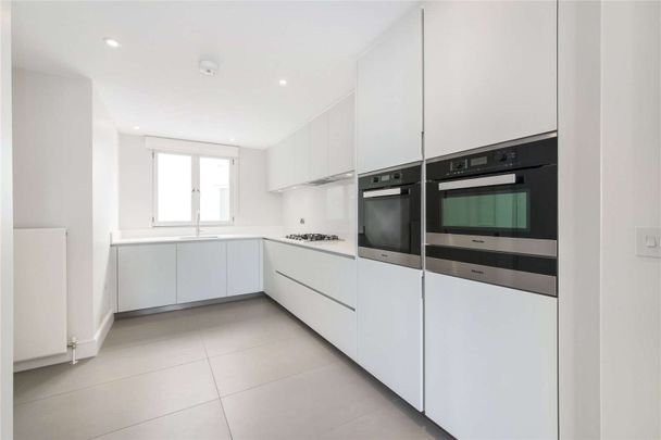 A stunning fifth floor three bedroom lateral apartment in a wonderful newly refurbished building situated on Sloane Street. - Photo 1