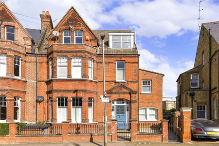 A charming three bedroom flat in the sought after Nightingale Triangle. - Photo 2