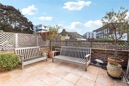 SHORT LET ONLY - A very spacious two bedroom coach house, tucked away on one of Clapham's most premier roads. - Photo 4