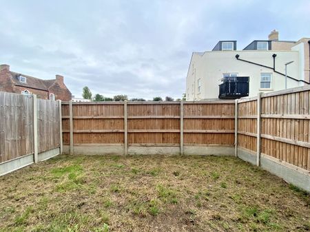 A very spacious three bedroom townhouse, close to Huntingdon town centre. The property is finished to a modern standard, with carport and enclosed garden. A short walk from Huntingdon Train Station and close to an array of local amenities, the A1307 and A14 to Cambridge and Peterborough. - Photo 4