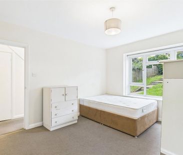 4 bedroom end of terrace house to rent - Photo 5