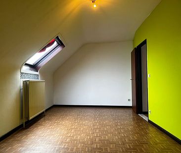 Ruim duplex-appartement met 3 slaapkamers, terras en garage in het centrum van Meerhout. - Foto 1