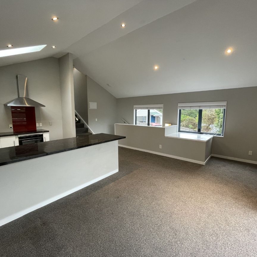 Sunny 3-Bedroom Townhouse in Sought-After Wadestown - Photo 1