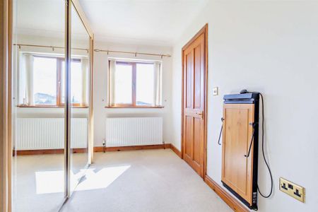 4 bedroom detached house to rent - Photo 2