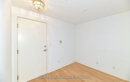 270 Wellington Street W #805 - Photo 2