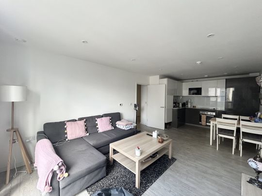 Embankment House - Photo 1