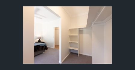 Modern 3 Bedroom - Photo 2