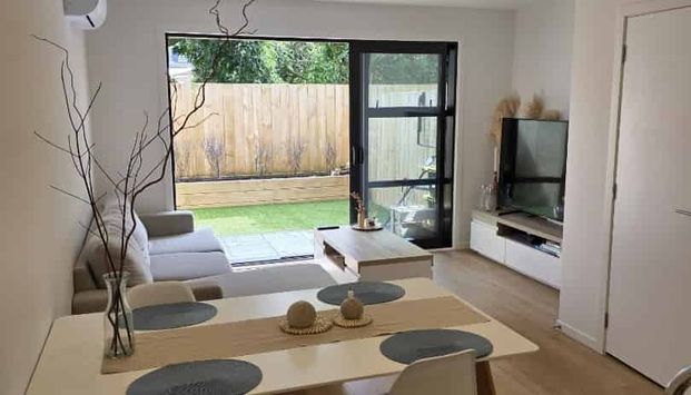 Sunny 2 Bedroom 2 Bathroom with one parking space near new family home - Photo 1