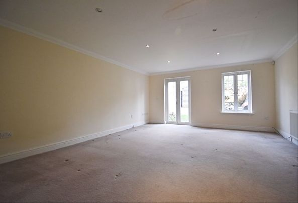 Reading Road, Basingstoke - Photo 1