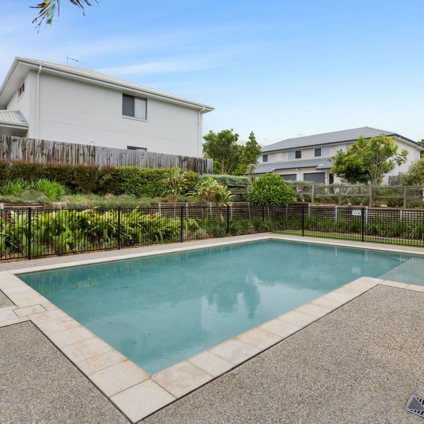 HUGE Townhouse with garden shed for storage!! - Photo 1