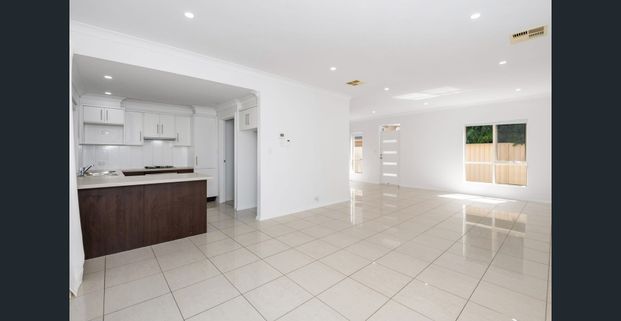 Find flexibility: where modern comfort meets low-maintenance living - Photo 1