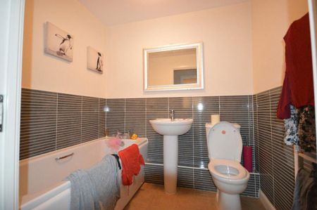 2 bedroom flat to rent - Photo 4