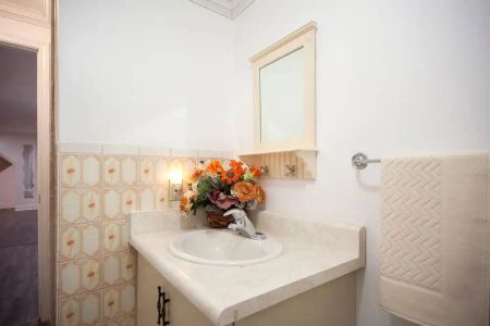 Toronto Furnished Lower Level for Rent – Cozy 1 Bed, 1 Bath with Private Entrance and Air Conditioning - Photo 5