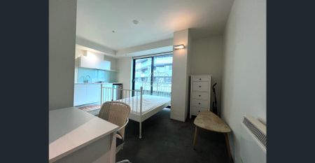 Furnished Studio for Rent – Steps from Southern Cross Station - Photo 2