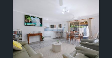 Beautifully Renovated Unit with courtyard. - Photo 3