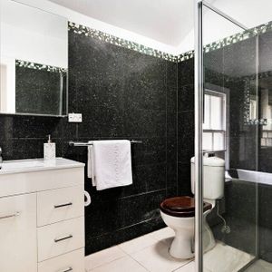 East Melbourne - Photo 2