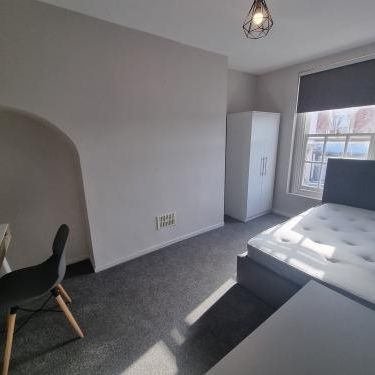 4 bedroom flat to rent - Photo 1